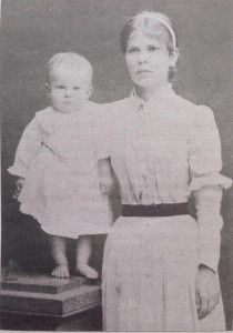 Маленький Максим та його мати Марія Афанасієвна