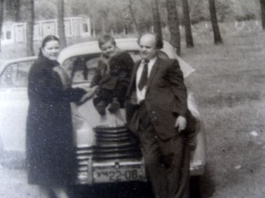 В ліс по гриби М. Чабанівський, дружина та донька Оксана