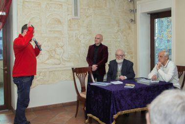 На фото крайній праворуч