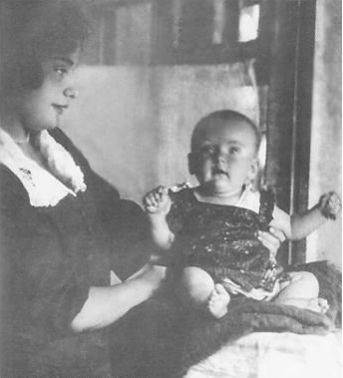Раїса Троянкер з дочкою Оленою, 1928 р. (фото з архіву Олени й Олександри Турган)
