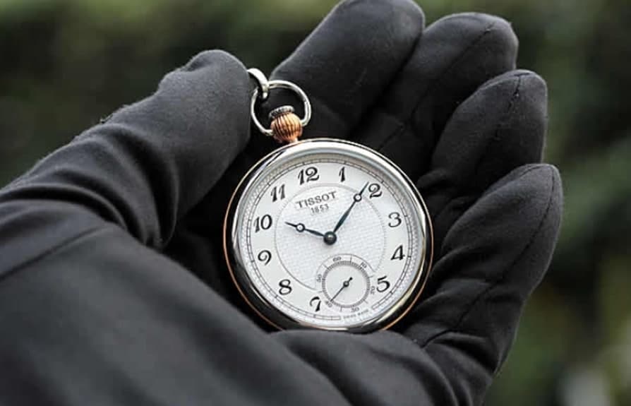 Рука держащая часы. Tissot to2061. Тиссот to 2061. Часы на цепочке. Карманные часы с костюмом.