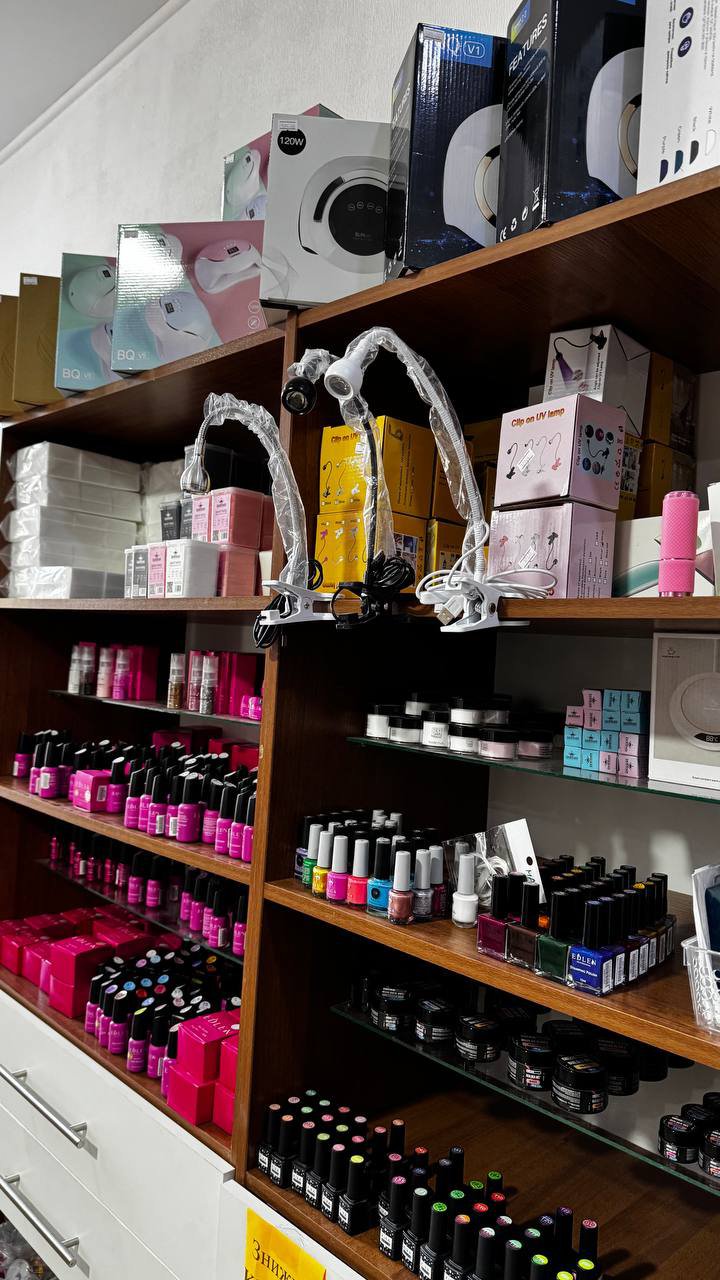 Товари в точці видачі манікюрного магазину