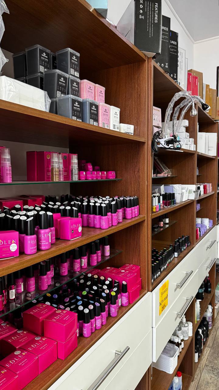 Товари для нігтьового сервісу в шоурумі в Олександрії