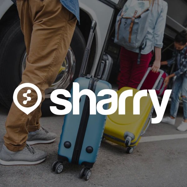 логотип і назва компанії Sharry на фоні чоловіка з блакитною валізою та жінки з жовтою валізою біля автобусу