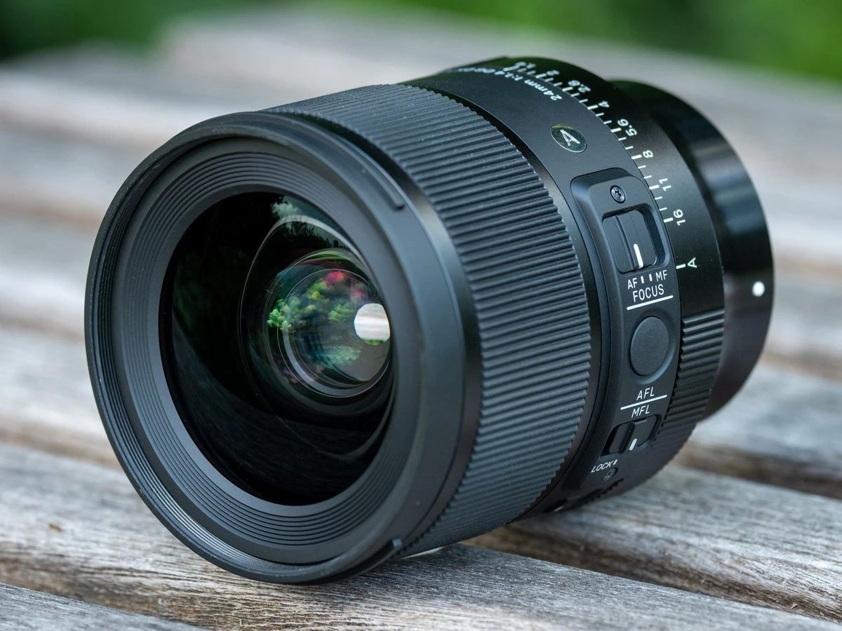 Объектив Sigma 24mm f/1.4 DG DN Art с байонетом Sony E, вид спереди и сбоку, видны кольцо фокусировки и кольцо диафрагмы