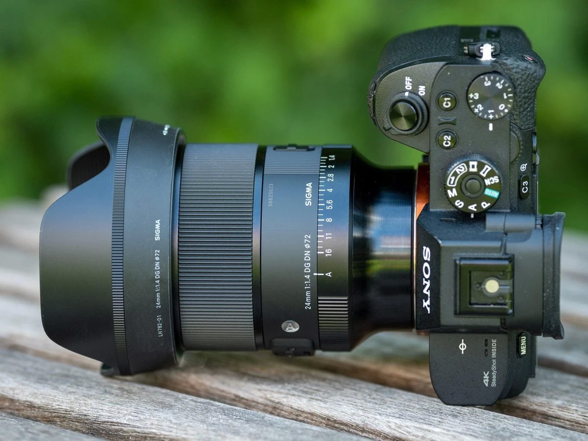 Объектив Sigma 24mm f/1.4 DG DN Art с блендой на беззеркальной камере Sony, вид спереди
