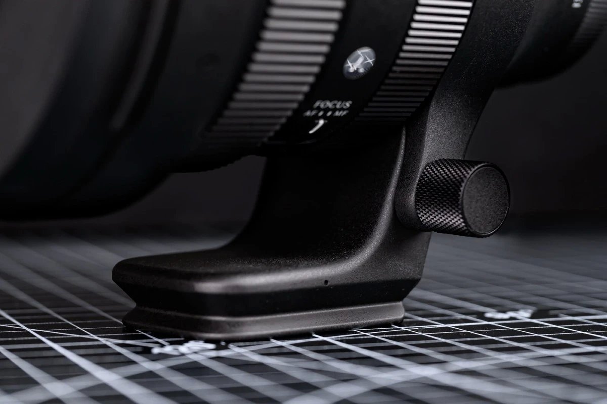 Съёмная штативная пятка Sigma 135mm f/1.4 DG Art крупным планом, площадка совместима с Arca-Swiss